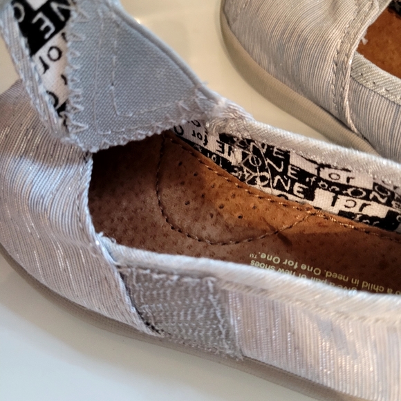 TOMS Iridescent Shoes - Picture 3 of 7